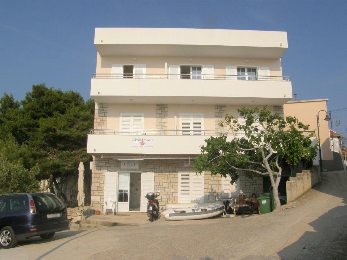 Apartments Brico Примоштен Экстерьер фото