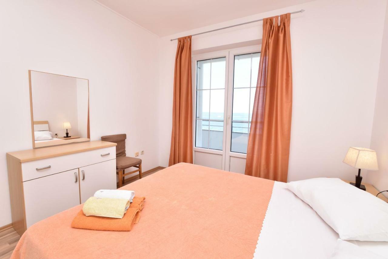 Apartments Brico Примоштен Экстерьер фото