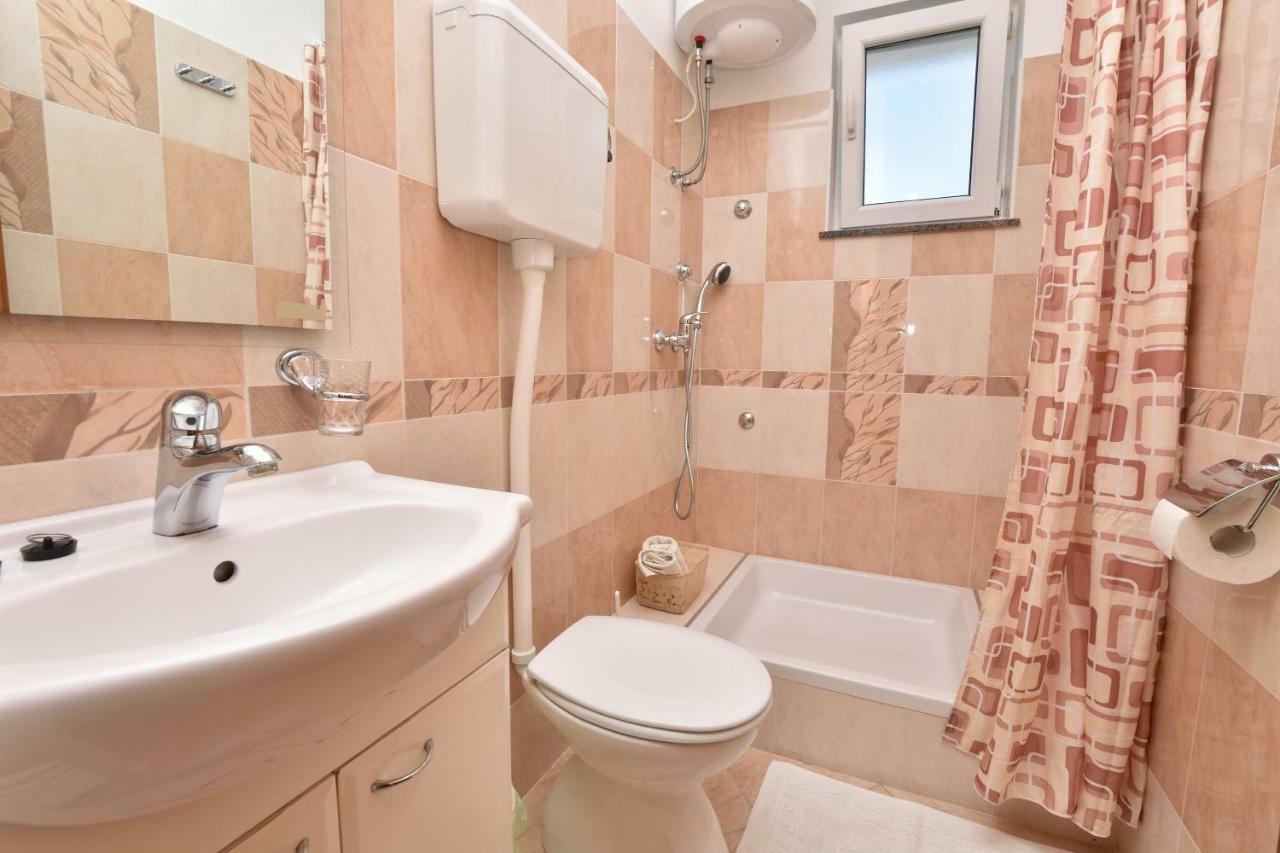Apartments Brico Примоштен Экстерьер фото