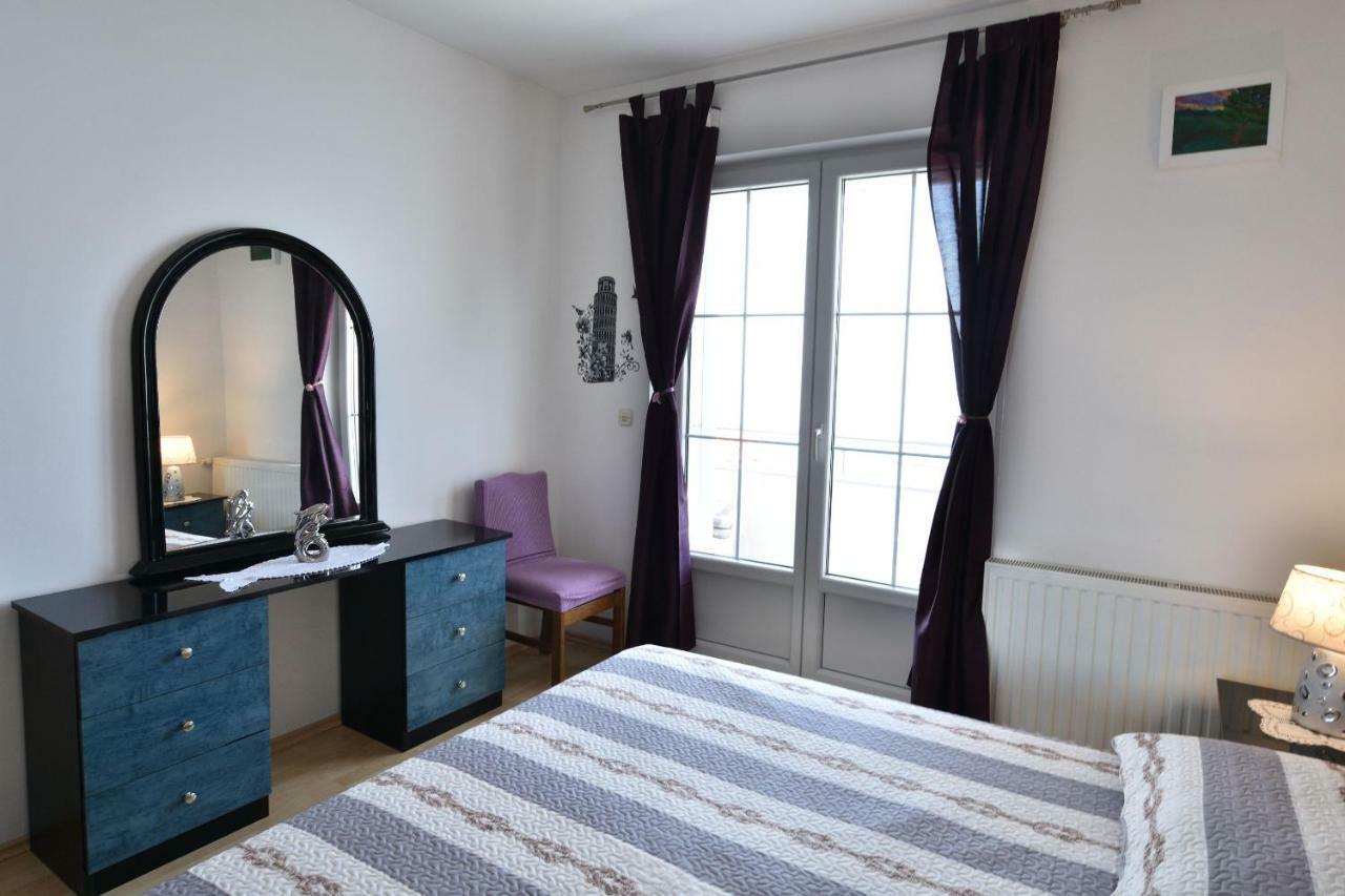 Apartments Brico Примоштен Экстерьер фото