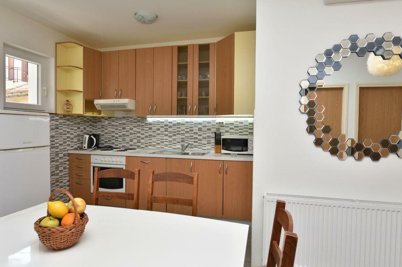 Apartments Brico Примоштен Экстерьер фото