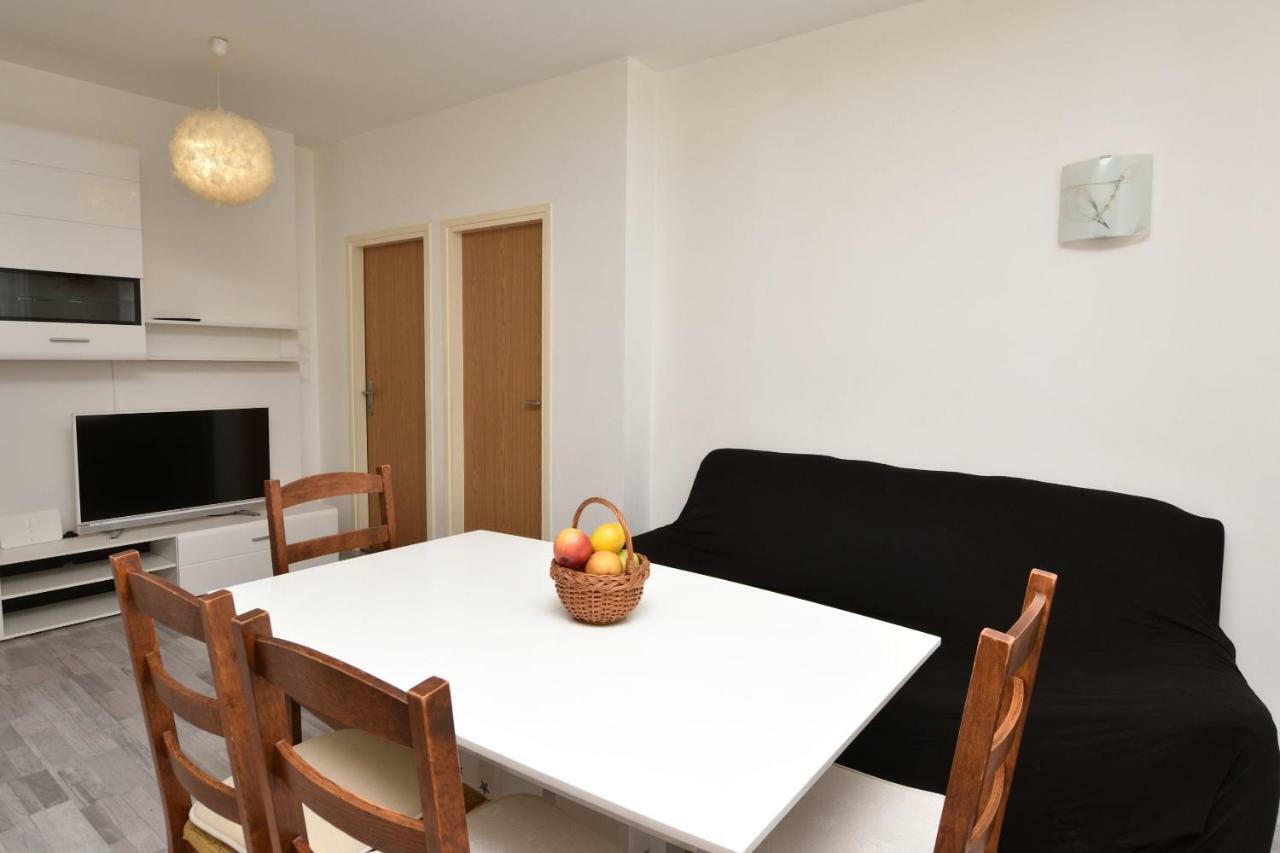 Apartments Brico Примоштен Экстерьер фото