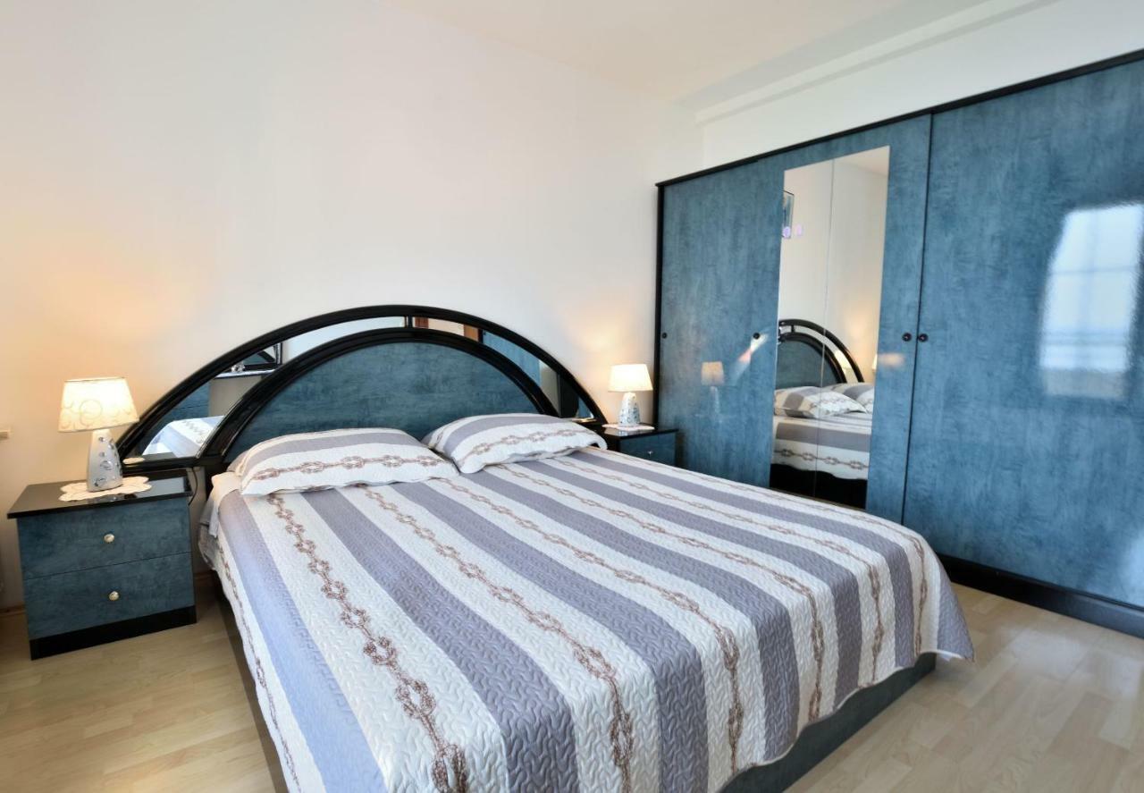 Apartments Brico Примоштен Экстерьер фото