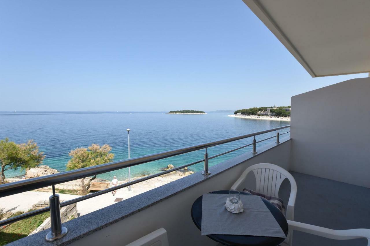 Apartments Brico Примоштен Экстерьер фото