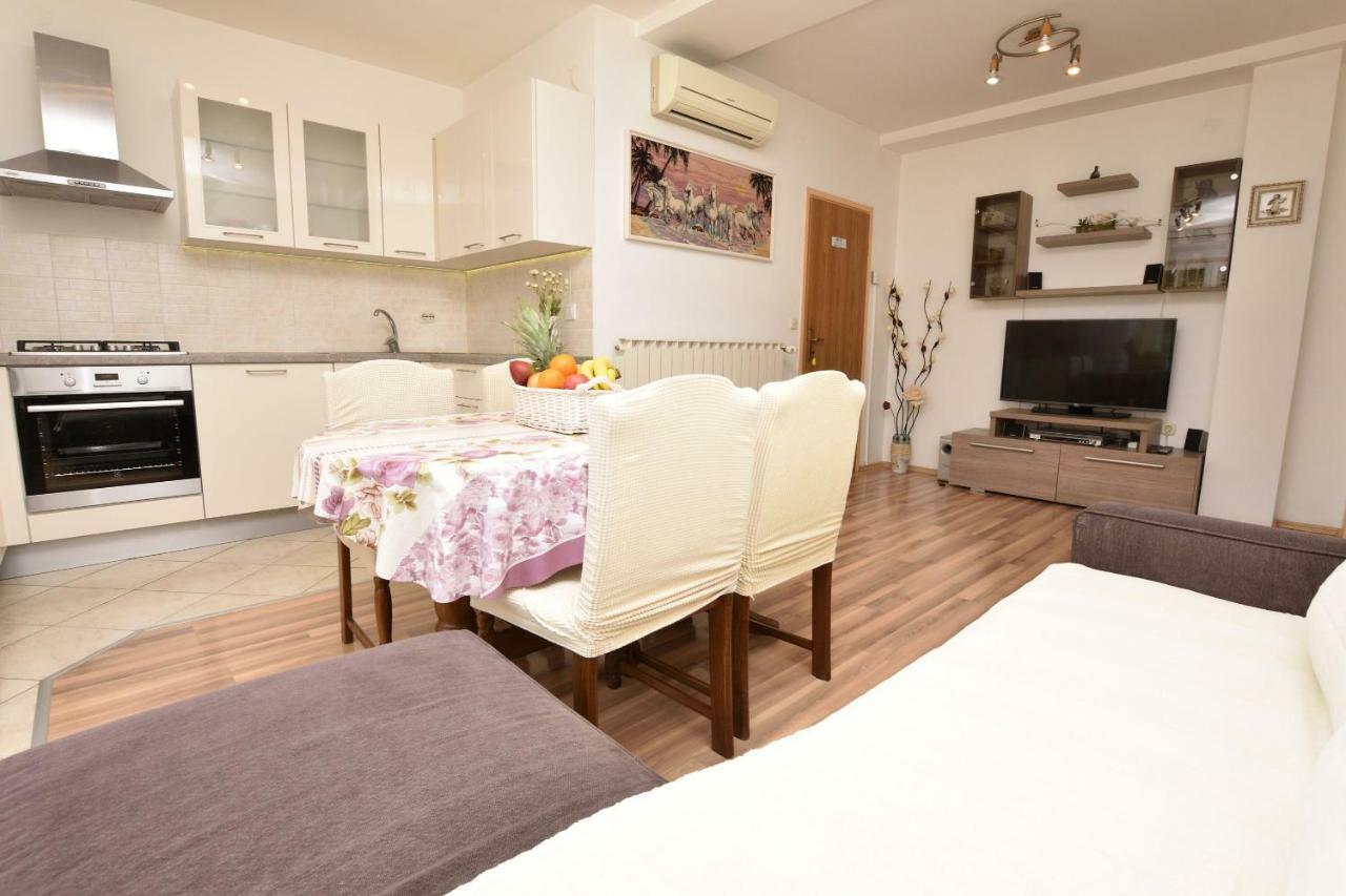 Apartments Brico Примоштен Экстерьер фото