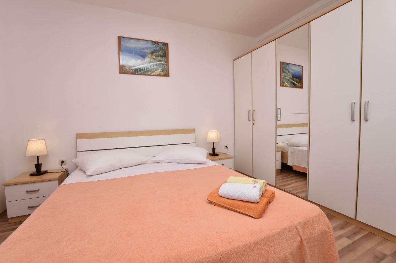 Apartments Brico Примоштен Экстерьер фото