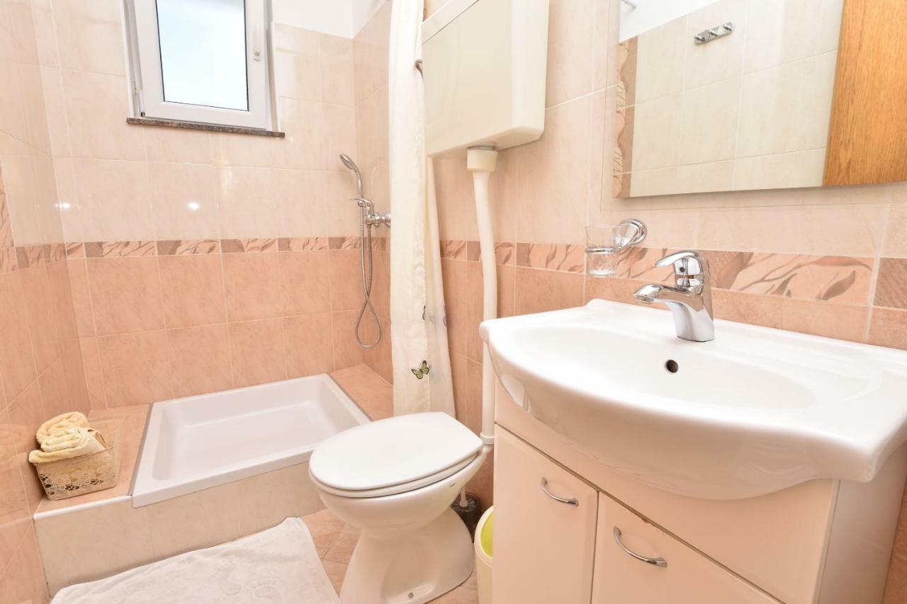 Apartments Brico Примоштен Экстерьер фото