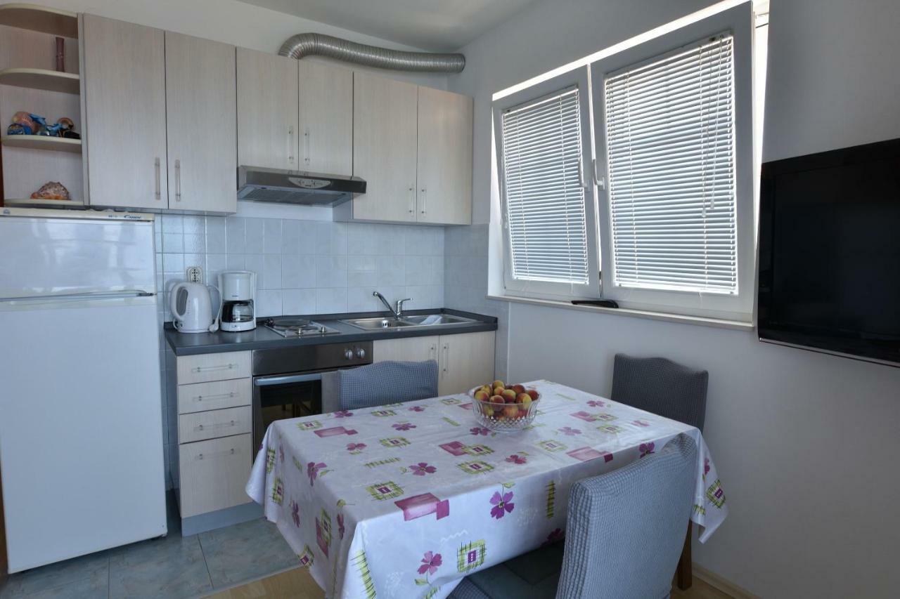 Apartments Brico Примоштен Экстерьер фото