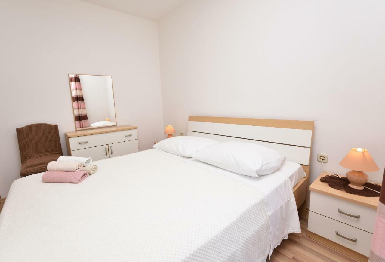 Apartments Brico Примоштен Экстерьер фото