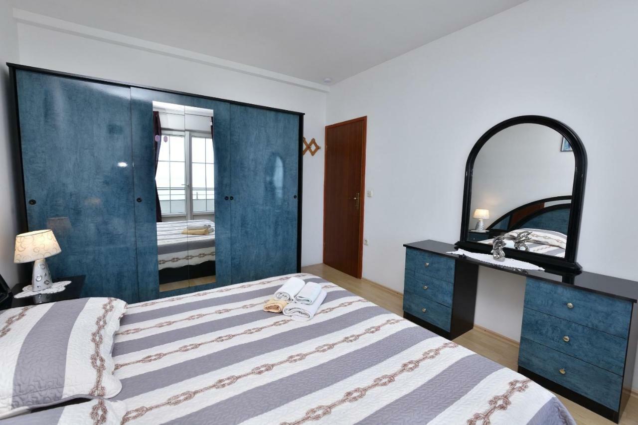 Apartments Brico Примоштен Экстерьер фото