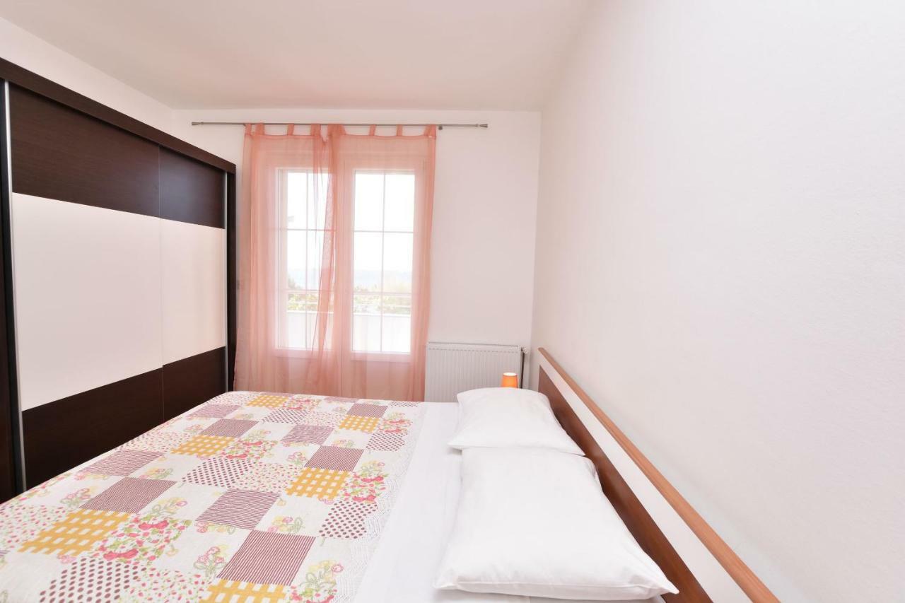 Apartments Brico Примоштен Экстерьер фото